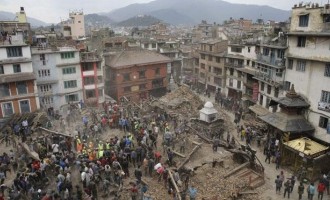 Περισσότεροι από 2.400 οι νεκροί από τον σεισμό στο Νεπάλ