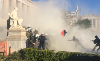 Επεισόδια με ΜΑΤ και μπαχαλάκηδες στα Προπύλαια στην Αθήνα