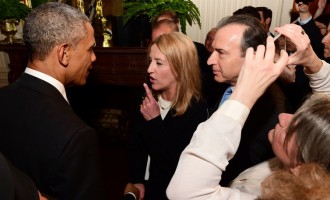 “Θεά” η Δούρου, κούνησε το δάχτυλο στον Ομπάμα! (φωτογραφία)