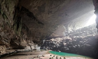 Δείτε το τρίτο μεγαλύτερο σπήλαιο στον κόσμο με δική του ζούγκλα και ποτάμι (φωτογραφίες)