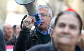 Οι συνταξιούχοι διαδηλώνουν στην πλατεία Εθνικής Αντίστασης
