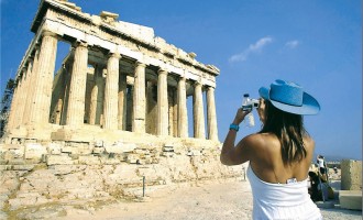 Έσπασαν όλα τα ρεκόρ οι αφίξεις τουριστών στην Ελλάδα το 2016