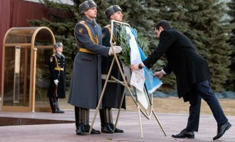 Στεφάνι στο μνημείο του Αγνώστου Στρατιώτη στη Μόσχα κατέθεσε ο Τσίπρας