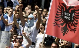 Αλβανία και Κόσοβο υποκινούν διαδηλώσεις στα Σκόπια