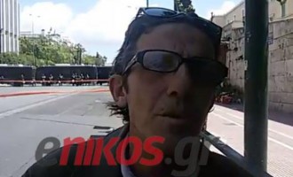 Ο Βαρουφάκης έδωσε 10 ευρώ σε άστεγο  (βίντεο)