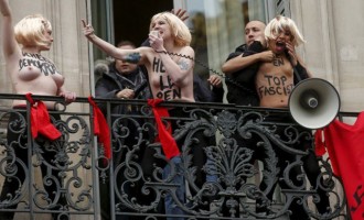 Γυμνόστηθες Femen φωνάζοντας “Χάιλ Χίτλερ” κατέστρεψαν τη φιέστα της Λεπέν (βίντεο)