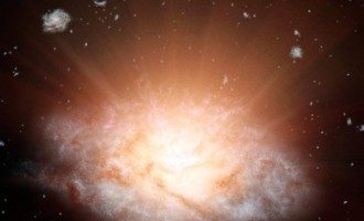 Γαλαξίας που λάμπει όσο 300 τρισεκατομμύρια ήλιοι