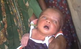 «Μάγισσα» βασανίζει άρρωστο μωρό στην Ινδία (φωτογραφίες και βίντεο)