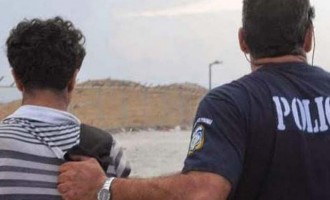 Χειροπέδες σε αστυνομικό που εκβίαζε μετανάστη