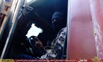 Ισλαμικό Κράτος: Βομβιστής αυτοκτονίας φωτογραφίζεται πριν ανατιναχτεί