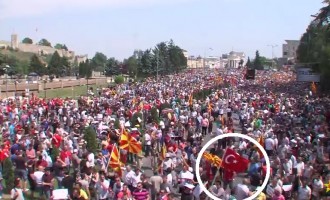 LIVE: Χιλιάδες διαδηλώνουν στα Σκόπια εναντίον του Γκρουέφσκι (βίντεο)