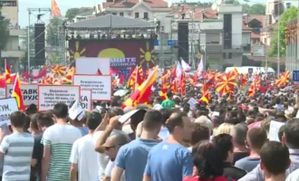 Στήνουν “σκηνικό Αγανακτισμένων” στα Σκόπια για να πέσει ο Γκρουέφσκι