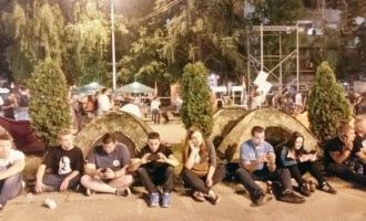 Έστησαν και τις σκηνές τους οι “Αγανακτισμένοι” στα Σκόπια