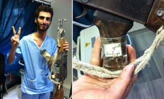 Σύρος στρατιώτης δείχνει το όπλο λάφυρο που πήρε από Τουρκμένο τζιχαντιστή