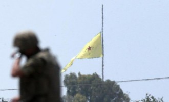 Τούρκος στρατιώτης βλέπει την κουρδική σημαία να ανεμίζει στην Τελ Αμπιάντ