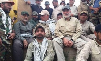 Ο Ιρανός στρατηγός Σολεϊμάνι «ποζάρει» με τους Ιρακινούς πολιτοφύλακες