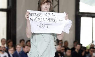 Διαμαρτυρία πάνω στην πασαρέλα:  “Παρακαλώ σκοτώστε την Μέρκελ”