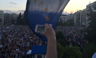 Ο ΣΥΡΙΖΑ χάνει τις πλατείες από τους “ευρωπαϊστές”! Χιλιάδες λαού στο Σύνταγμα