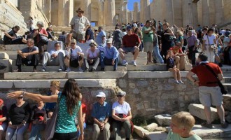 Bloomberg: Οι τουρίστες θα “ξελασπώσουν” την Ελλάδα