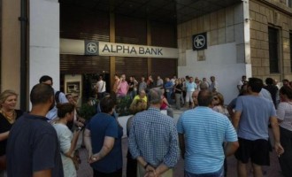 Τραπεζίτης: Την Κυριακή τελειώνουν τα μετρητά στις τράπεζες