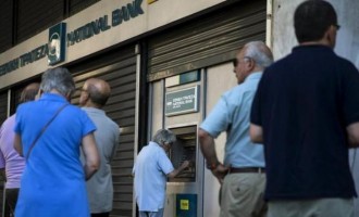59χρονος πέθανε στις ουρές του Στουρνάρα έξω από τις τράπεζες
