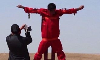 Σοκαριστική εκτέλεση τζιχαντιστών: Τον σταύρωσαν και τον ακρωτηρίασαν
