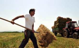 Οι αγρότες  και χωρίς κινητοποιήσεις απειλούν να ρίξουν την κυβέρνηση