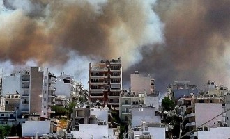 Πολίτες με κουβάδες δίνουν μάχη με τη φωτιά στην Ηλιούπολη