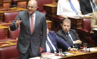 Κόντρα Χριστοδουλοπούλου-Δένδια στη Βουλή για τις επιθέσεις στα σπίτια βουλευτών