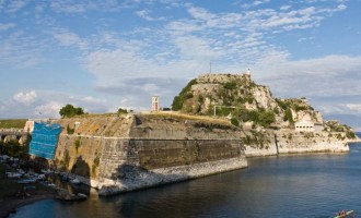 Γερμανοί τουρίστες κατέβασαν την ελληνική σημαία από το Φρούριο στην Κέρκυρα