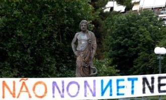 Διαδήλωση στο Παρίσι – Οι Γάλλοι προτρέπουν τους Έλληνες να ψηφίσουν «όχι»