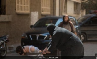 Το Ισλαμικό Κράτος αποκεφάλισε και σταύρωσε έναν άνδρα στη Συρία