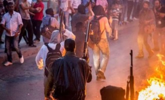 Αλεβίτες διαδηλωτές με καραμπίνες απέναντι στην τουρκική αστυνομία