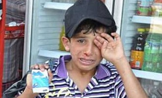 Τούρκοι βαράνε αλύπητα Σύρο πρόσφυγα επειδή πουλάει χαρτομάντιλα (φωτογραφία)