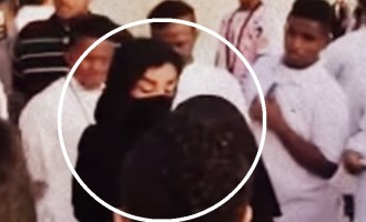Βίντεο φρίκη! Όχλος από Σαουδάραβες κύκλωσε και παρενόχλουσε δύο γυναίκες
