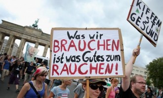 Οι Γερμανοί διαδηλώνουν για να μπορούν να παίρνουν ναρκωτικά ελεύθερα!