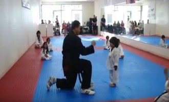 Αξιολάτρευτο βίντεο! Αγοράκι προσπαθεί να σπάσει σανίδα taekwondo!
