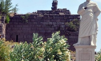 Τζιχαντιστές επιτέθηκαν στο άγαλμα του Αριστοτέλη στη Σμύρνη