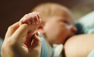 Μόλις γεννήσατε; Τι πρέπει να κάνετε για να θηλάσετε το μωρό σας