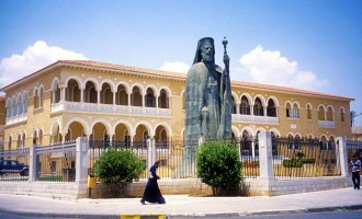 Η Εκκλησία Κύπρου πουλά “ιερή” περιουσία για να ξεχρεώσει τις τράπεζες