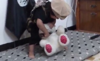 Άρρωστο! Τζιχαντιστής μαθαίνει στο 2 ετών παιδί του να αποκεφαλίζει (βίντεο)
