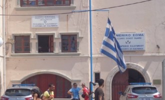 Ομάδα προσφύγων προσπάθησε να κατεβάσει την Ελληνική Σημαία στην Κάλυμνο