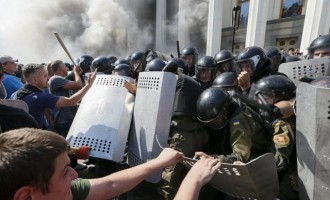 Κίεβο: Συγκρούσεις έξω από το κοινοβούλιο με ένα νεκρό και δεκάδες τραυματίες