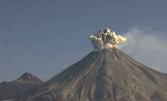 «Βρυχάται» το ηφαίστειο Κολίμα – Εντυπωσιακές εικόνες