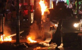 Οδομαχίες στην Κωνσταντινούπολη – Οι Κούρδοι καίνε οχήματα της Αστυνομίας