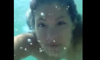 Υποβρύχιο selfie για τη Μαρία Κορινθίου – Κάνει τη γοργόνα (βίντεο)