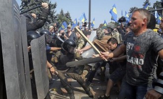 Λουτρό αίματος από χειροβομβίδα σε διαδήλωση στο Κίεβο (βίντεο)