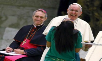 Πάπας προς 19χρονη Βραζιλιάνα: Πελέ ή… Μαραντόνα; (βίντεο)