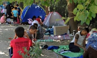Νερό, φως και κλιματισμό για τους 400 πρόσφυγες στον Ελαιώνα – Για τους Έλληνες άστεγους;