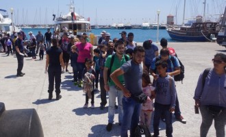 Die Zeit: Δίχως την υποσχεθείσα αλληλεγγύη η Ελλάδα στο προσφυγικό